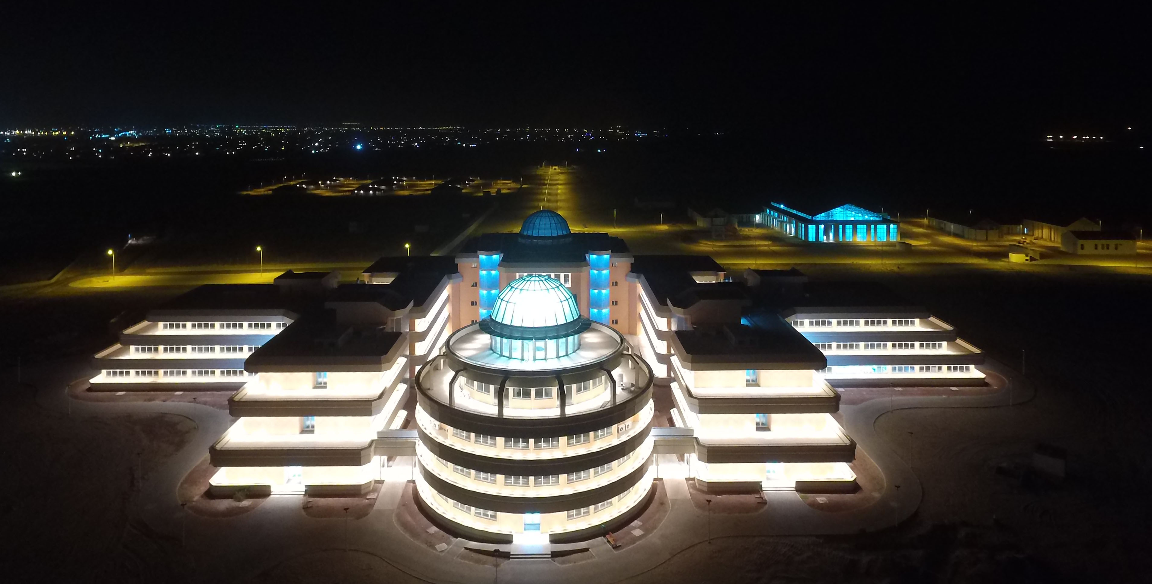 Akademia Rybołówstwa i Nauk o Morzu w Namibe nocą (Fot.: Navimor Int.) Akademia Rybołówstwa i Nauk o Morzu w Namibe nocą (Fot.: Navimor Int.)